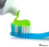 1367420830 green-toothpaste